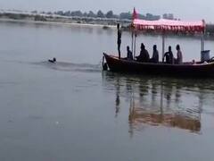 कौशांबी: शवों को गंगा में प्रवाहित करने से रोक रहे हैं पीएसी के जवान, मदद के अलावा लोगों को करते हैं जागरूक