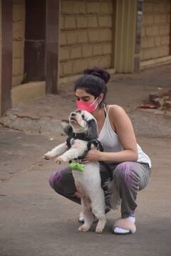 Khushi Kapoor Photos: डॉग को वॉक कराने के बहाने घर से निकलीं खुशी कपूर, सामने आईं ये तस्वीरें