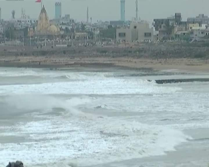 Cyclone Tauktae to reach Gujarat coast today evening and cross between Porbandar  Mahuva during 8 to 9 pm Cyclone Tauktae: ગુજરાત પર આજે સાંજે કેટલા વાગે વાવોઝોડું ત્રાટકવાનો ખતરો, જાણો સૌથી મોટા સમાચાર