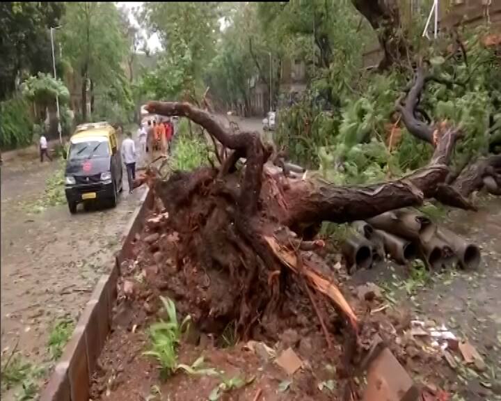 সূত্রের খবর, মহারাষ্ট্রের সাইক্লোন পরিস্থিতি নিয়ে মুখ্যমন্ত্রী উদ্ভব ঠাকরের সঙ্গে সোমবার কথা বলেছেন প্রধানমন্ত্রী। কেন্দ্রের তরফে সমস্ত সাহায্যের আশ্বাস দেওয়া হয়েছে। গুজরাতের মুখ্যমন্ত্রী বিজয় রুপানি এবং গোয়ার মুখ্যমন্ত্রী প্রমোদ সাওয়ান্ত, দমন-দিউ-এর লেফটেন্যান্ট গভর্নরের সঙ্গেও কথা বলেছেন প্রধানমন্ত্রী।