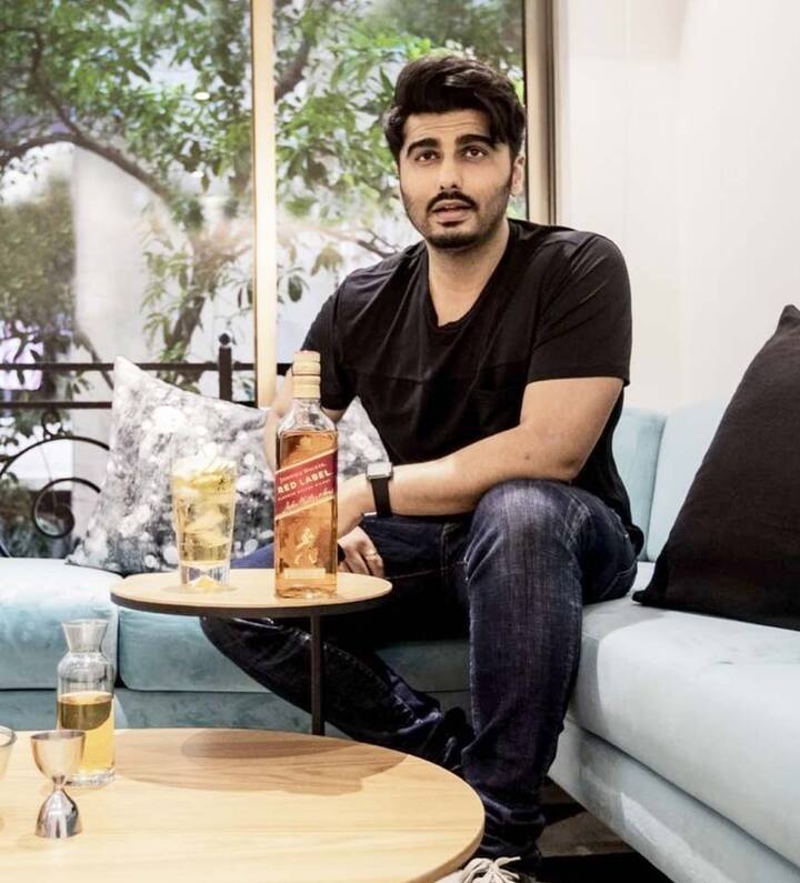 इसके साथ ही अभिनेता के घर में शानदार सोफा और काउच देखने को भी मिलते हैं.
