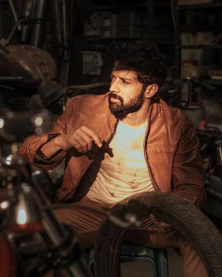 நேற்று என்பதும் கையில் இல்லை நாளை என்பதும் பையில் இல்லை இன்று மட்டுமே நெஞ்சில் மிச்சம் உண்டு