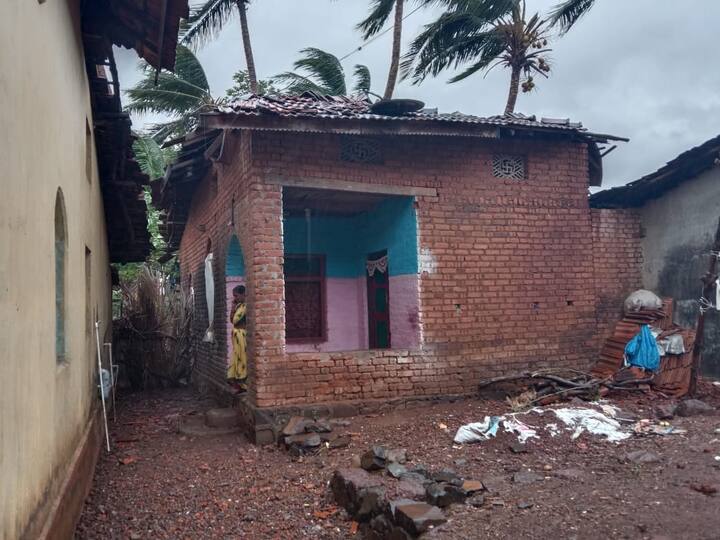 तसंच 37 गोठ्यांचे नुकसान झालं आहे. 143 ठिकाणी झाडे पडली असून 3 शाळांचे, 10 शेडचे नुकसान झाल्याची प्राथमिक माहिती आहे.