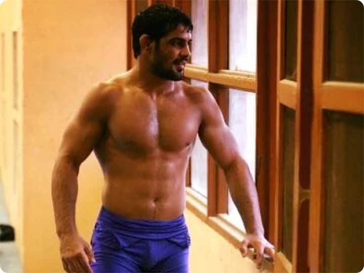 छत्रसाल स्टेडियम केस: सुशील कुमार की सूचना देने वालों को एक लाख रुपये का इनाम देगी दिल्ली पुलिस Case relating to killing of Sagar Rana at Chhatrasal Stadium reward of Rs 1 Lakh on info leading to arrest of wrestler Sushil Kumar छत्रसाल स्टेडियम केस: सुशील कुमार की सूचना देने वालों को एक लाख रुपये का इनाम देगी दिल्ली पुलिस