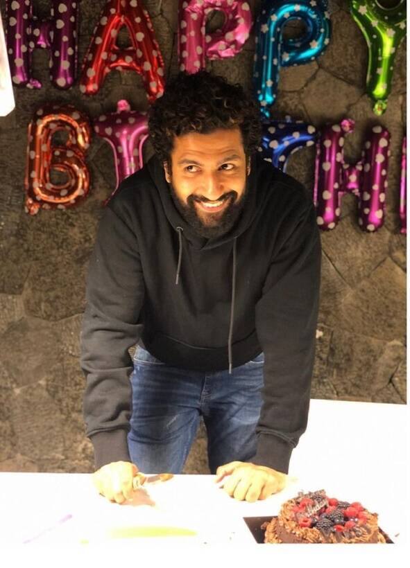 इस बार विक्की कौशल ने अपना बर्थडे घर पर ही कुछ यूं मनाया है. उनके भाई ने ये तस्वीरें पोस्ट की हैं.