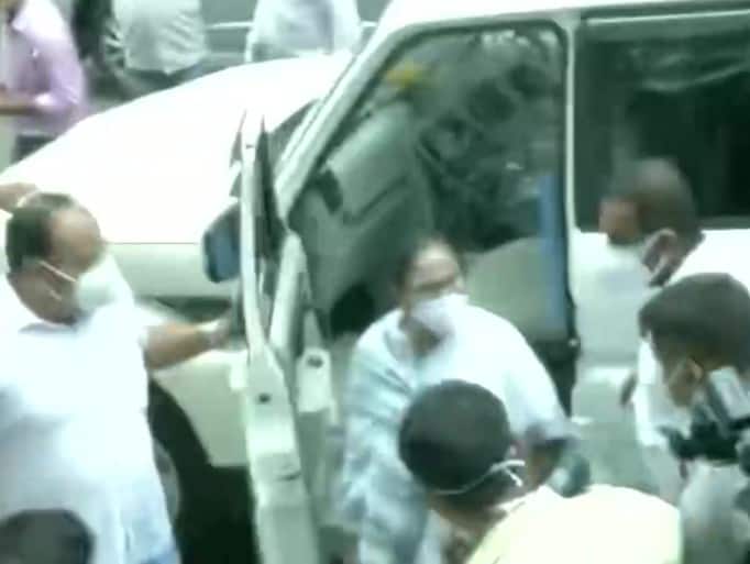 West Bengal Chief Minister Mamata Banerjee arrives at the CBI office नारदा स्टिंग केस: मंत्रियों और विधायकों की गिरफ्तारी के बाद CBI दफ्तर पहुंची सीएम ममता