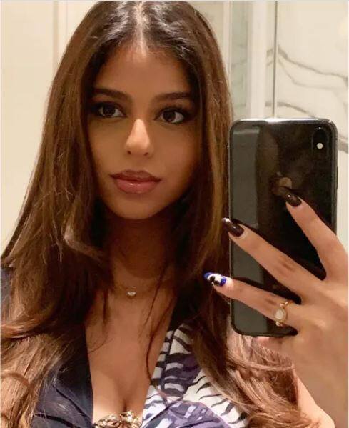 ਨਿਊਯਾਰਕ ਵਿੱਚ ਸੁਹਾਨਾ ਹੋਸਟਲ ਵਿੱਚ ਨਹੀਂ ਰਹਿੰਦੀ, ਸ਼ਾਹਰੁਖ ਖਾਨ ਨੇ ਆਪਣੀ ਬੇਟੀ ਲਈ ਇੱਥੇ ਆਲੀਸ਼ਾਨ ਅਪਾਰਟਮੈਂਟ ਖਰੀਦਿਆ ਹੈ। ਸੁਹਾਨਾ ਆਏ ਦਿਨ ਇਸ ਸ਼ਾਨਦਾਰ ਘਰ ਤੋਂ ਆਪਣੀਆਂ ਫੋਟੋਆਂ ਆਪਣੇ ਪ੍ਰਸ਼ੰਸਕਾਂ ਨਾਲ ਸ਼ੇਅਰ ਕਰਦੀ ਹੈ।