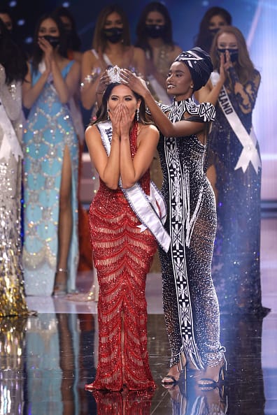 Former Miss Universe Zozibini Tunzi of South Africa crowned the Mexican beauty at the event held in Florida, USA. [pic credit: Gettyimages]