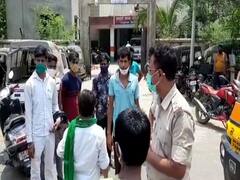 दहेज में बाइक नहीं मिलने से नाराज पति ने की पत्नी की हत्या, परिजनों ने थाने के बाहर किया हंगामा