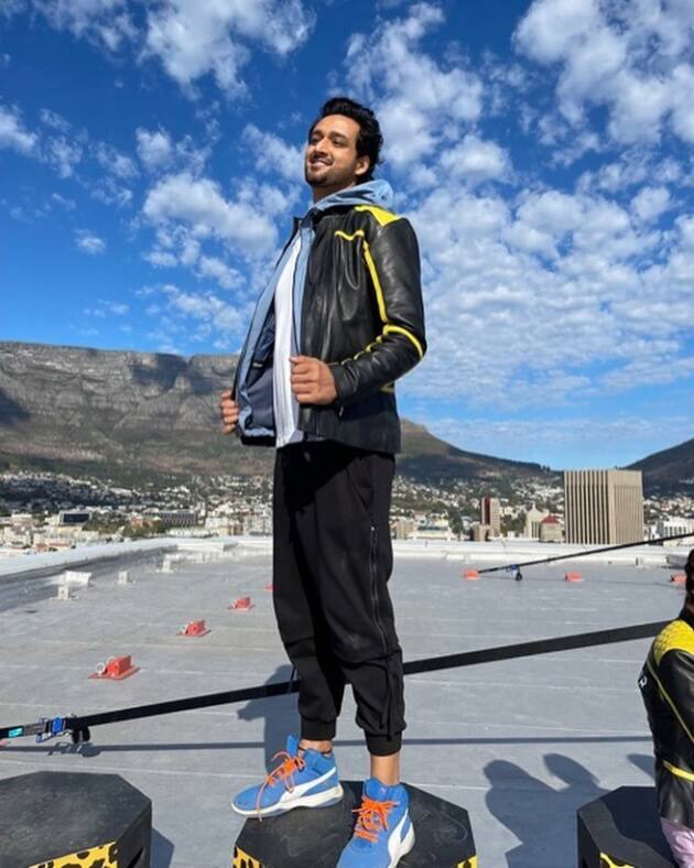 सौरभ राज ने शूटिंग के लोकेशन से अपनी ये तस्वीर पोस्ट की है. जिसमें नीला आसमान नज़र आ रहा है.