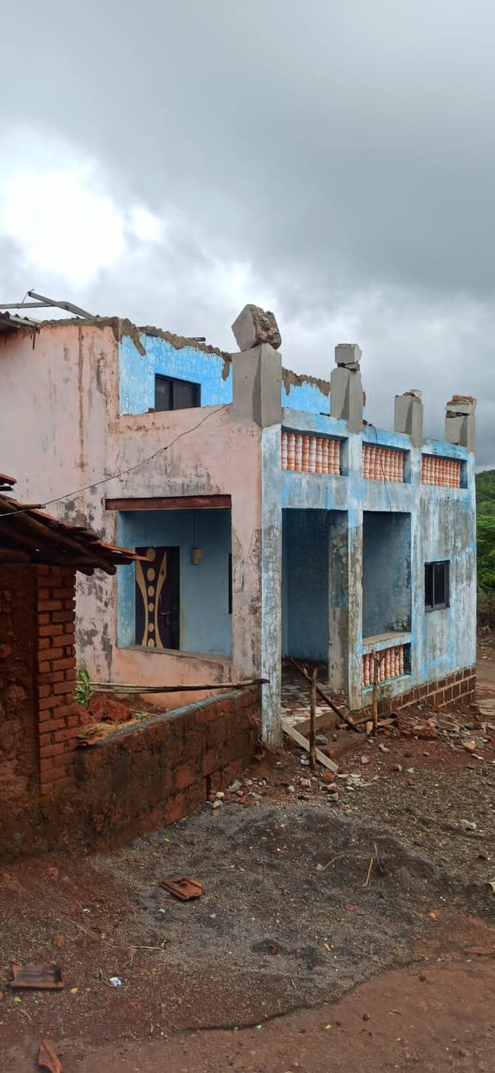सिंधुदुर्ग जिल्ह्यात तौक्ते चक्रीवादळामुळे 447 घरांचं नुकसान झाल्याची प्राथमिक माहिती निवासी उपजिल्हाधिकारी शुभांगी साठे यांनी दिली आहे.