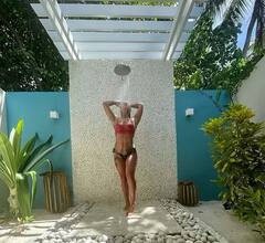 Krishna Shroff अपने भाई Tiger Shroff को फिटनेस में देती हैं जमकर टक्कर, कई बार अपने 6 पैक एब्स को किया फ्लॉन्ट