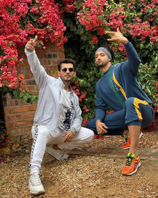 अर्जुन बिजलानी और सौरभ राज की ये तस्वीर भी फैंस को पसंद आ रही है. ये दोनों एक्ट्रर्स इसमें अपना स्वैग दिखाते नज़र आ रहे हैं.
