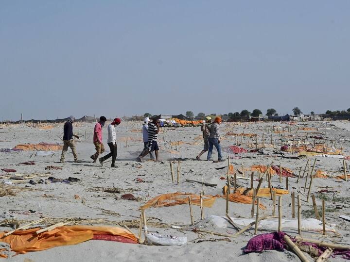 question over mass graves along Ganga in UP गंगा किनारे दबी इन लाशों के लिए आखिर कौन है जिम्मेदार?