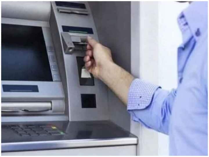 Corona Effect: लोग ATM से निकाल रहे ज्यादा रकम, लेकिन खर्च कर रहे ऑनलाइन