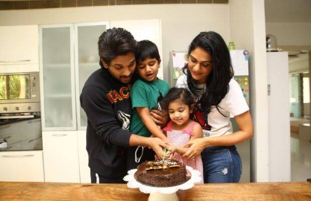 उनके घर में एक स्पेसियस लिविंग रूम है, जो काफी क्लासी है. उनके लिविंग रूम के व्हाइट मार्बल्स घर में शाइनिंग और स्पेसियस बना रहे हैं.