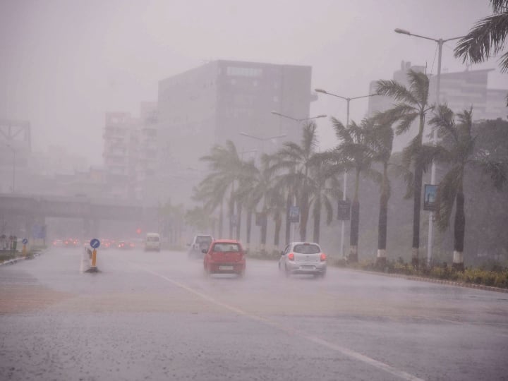 Cyclone Tauktae Weakens Into Cyclonic Storm, seven died In Gujarat Cyclone Tauktae in Gujarat : ক্ষমতা হারাচ্ছে তওতে, গুজরাতে মৃত ৭ ; ক্ষতিগ্রস্ত উপকূলবর্তী এলাকা