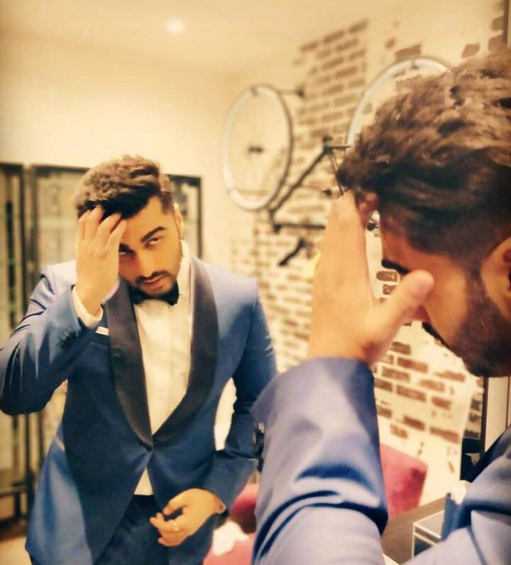 अर्जुन कपूर का ये अपार्टमेंट मुंबई के पॉश इलाके जुहू में है. यहां अर्जुन कपूर अपनी बहन अंशुला और बुलडॉग पप्पी के साथ रहते हैं.