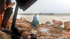 TAUKTAE Effect : तोक्ते चक्रीवादळाने मुंबईसह कोकण किनारपट्टीला झोडपलं, मुंबई लोकल सेवाही विस्कळीत