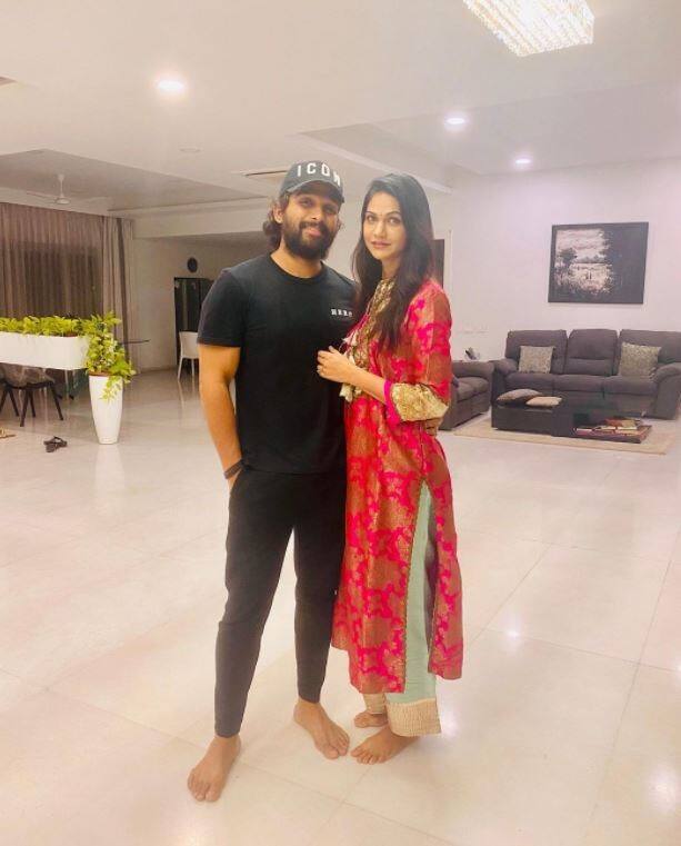 इसके अलावा इस स्टार कपल के लिविंग रूम में एक और डार्क चॉकलेटी कलर काउच है, जिसे मैचिंग कलर के टेबल और गोल्डन कुशंस के जरिए क्लासी लुक दिया गया है.