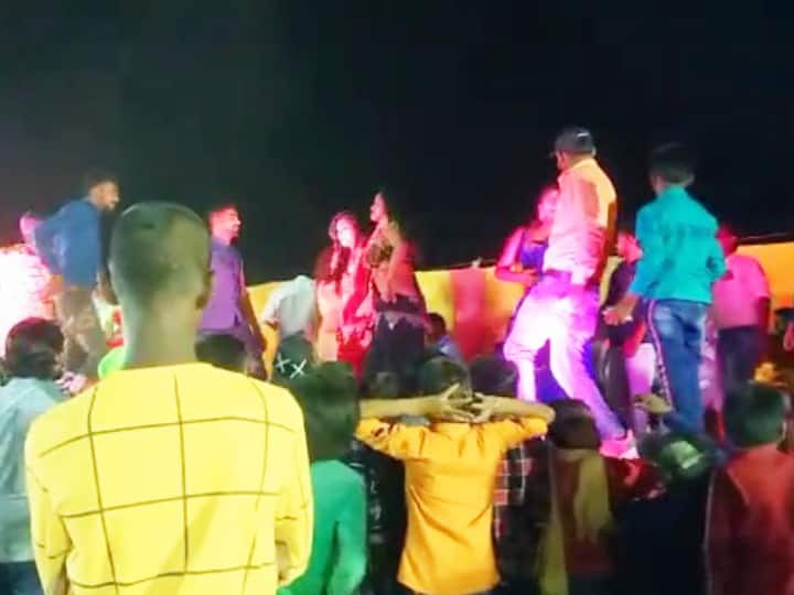 bar girl dance organised in marriage ceremony in munger and reception party in gaya ann बिहारः नहीं रुक रहे शादियों में बार बालाओं के ठुमके, मुंगेर और गया में लॉकडाउन की उड़ी धज्जियां