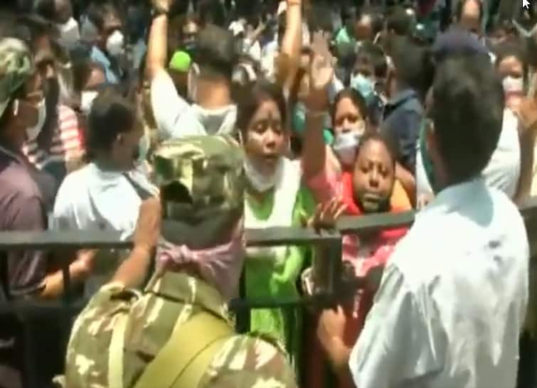 TMC supporters hold protest outside the CBI office over the arrest of its leaders नारदा केस: नेताओं की गिरफ्तारी के बाद गुस्साए TMC कार्यकर्ता, CBI दफ्तर के सामने किया जबरदस्त हंगामा