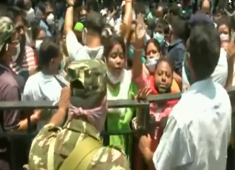 नारदा केस: नेताओं की गिरफ्तारी के बाद गुस्साए TMC कार्यकर्ता, CBI दफ्तर के सामने किया जबरदस्त हंगामा