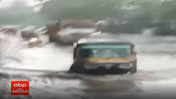 Cyclone Tauktae: ભર ઉનાળામાં મુંબઇના રસ્તાઓ પર ઢીંચણસમા ભરાયા પાણી, જુઓ વીડિયો