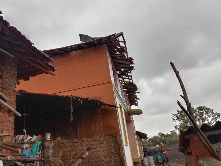 सर्वत्र सोसाट्याचा वारा आणि मुसळधार पाऊस असे चित्र दिसत आहे. या दरम्यान जिल्ह्यातील आज सकाळी नऊ वाजेपर्यंत झालेल्या नुकसानीची माहिती जिल्हा प्रशासनाने जाहीर केली आहे.