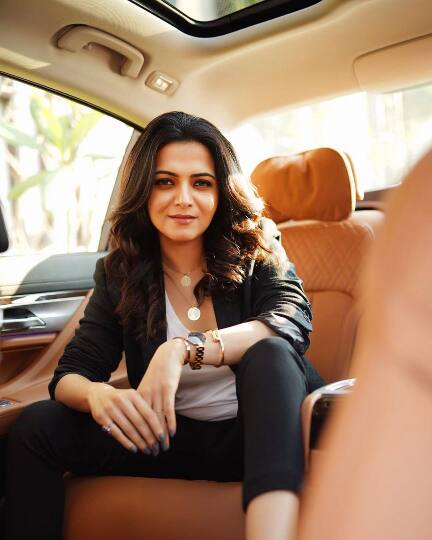 அடைக்கப்பட்ட காற்றுப்பந்தையாய்...