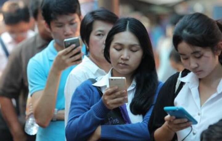 સ્માર્ટફોન રાખો અપડેટ.... જો તમે તમારા સ્માર્ટફોનને સમય સમય પર અપડેટ કરતા રહેશો તો તમારી સ્પીડ મેન્ટેન રહેશે. સમય સમય પર તમારા ફોનમાં સૉફ્ટવેર અપડેટ કરવાનો ઓપ્શન મળે છે, જેનાથી તમે અપડેટ પણ કરી શકો છો. આ ઉપરાંત જે એપનો વધુ યૂઝ કરો છો તેને પણ અપડેટ રાખો. આનાથી સ્પીડ અને પરફોર્મન્સ સારુ રહેશે.