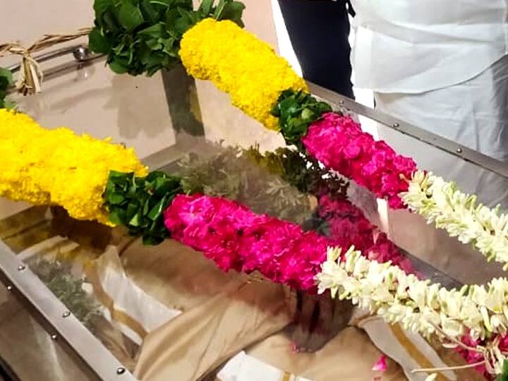கிடத்தி வைக்கப்பட்டிருக்கும் கி.ராஜநாராயணன் உடல்