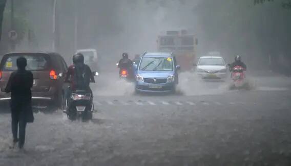 वादळाच्या दिवशी अनेक ठिकाणी निसर्गाचा रुद्रावतार पाहायला मिळाला, ज्यानंतर आता वादळानंतरची शांतता दिसून येत आहे. (छाया सौजन्य- पीटीआय)