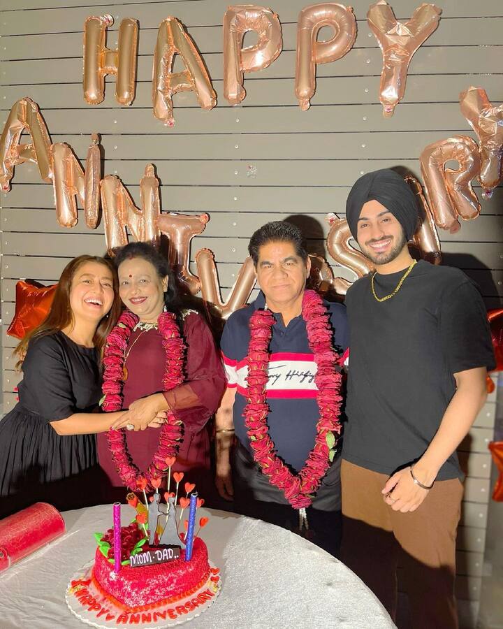 तस्वीरों में आप देख सकते हैं कि वेडिंग एनिवर्सरी के मौके पर केक भी काटा गया. नेहा कक्कड़ के पैरेंट्स को वेडिंग एनिवर्सरी की बधाई देने उनके पति रोहनप्रीत भी उनके घर गए थे.