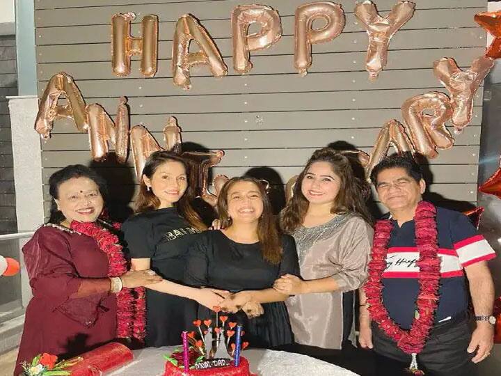 इंडियन आइडल 12 की जज और सिंगर नेहा कक्कड़ ने अपने माता-पिता की शादी की सालगिरह मनाई. उन्होंने ये सेलिब्रेशन अपने घर पर एक साधारण तरीके से मनाया. फोटो में देखा जा सकता है कि नेहा ने गुब्बारों से अपने घर को सजाया था. साथ ही फोटो में नेहा की पूरी फैमली काफी खुश दिखाई दे रही है.