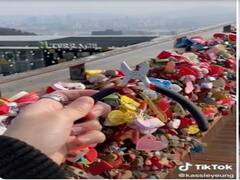 अमेरिकी टिकटॉकर ने लव लॉक खोलने के लिए तय किया 6,000 मील का सफर, वीडियो हुआ वायरल