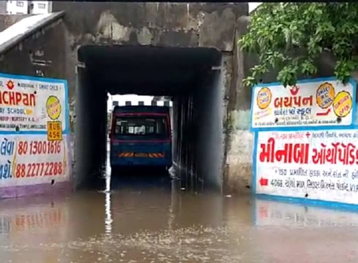 City bus trapped in Amroli under pass after heavy rain in Surat Surat : પાણી ભરેલા અંડરપાસમાં સિટી બસ પડી ગઈ બંધ, બસ ફસાતા અંડરપાસ બંધ