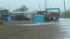 Cyclone Tauktae : 'तोक्ते' चक्रीवादळाचा गुजरातला तडाखा; सुरतच्या डुमस समुद्र किनाऱ्यावर मोठं नुकसान