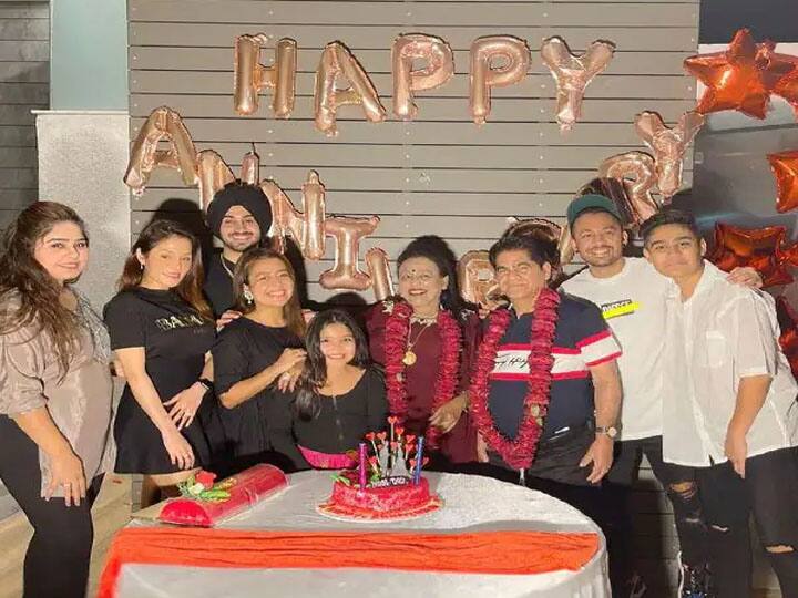 नेहा कक्कड़ के साथ पति रोहनप्रीत सिंह, भाई टोनी कक्कड़, बहन सोनू कक्कड़ और परिवार के अन्य सदस्य माता-पिता के साथ शामिल हुए. सिगंर नेहा कक्कड़ ने काले रंग की ड्रेस को कैरी किया हुआ है और उनके पति रोहनप्रीत ने काले और भूरे रंग के कपड़े पहने हुए हैं.