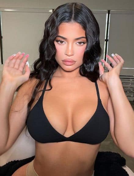 Kylie Jenner Photos: काइली जैनर ने याच पर बिकिनी लुक में दिया पोज़, मॉडल का हॉट अवतार देख फैन्स हुए शॉक्ड