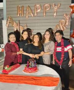 Neha Kakkar Parent Anniversary বাবা-মায়ের বিবাহবার্ষিকী উদযাপন করলেন নেহা কক্কর