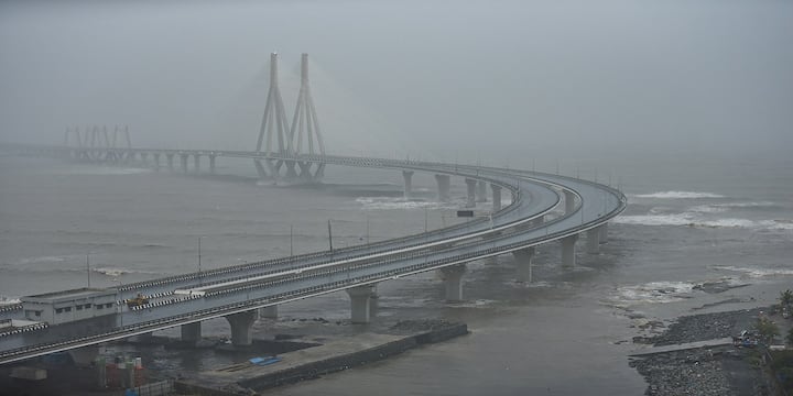 বিশাল ক্ষয়ক্ষতি এড়াতে পারলেও মুম্বইয়ে ঝড়ের গতিবেগ ছিল প্রতি ঘণ্টায় ১১৫ কিলোমিটার। যার জেরে বিমানবন্দর ও বান্দ্র-ওরলি সি লিঙ্ক বন্ধ করে দেয় প্রশাসন।