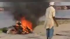 कूड़े की तरह जला दिया कोरोना मरीज का शव, पुलिस वालों की इस हरकत से शर्मसार होती मानवता