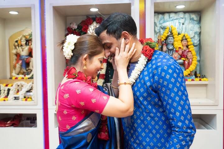 जुनचं जुलै होतंय, म्हणलं आणि पोस्टपॉन्ड करण्याऐवजी जुलैचं मे मध्ये prepone करून सगळ्यांनाच सुखद धक्का देऊ. आम्ही आता एकत्र एका देशात आहोत, पुढे कधी काय होईल माहीत नाही. जगभरातली परिस्थिती पाहता आता एकमेकांची तब्येत जपून ‘लग्न’ जास्त महत्वाचं आहे ना की ‘समारंभ’.