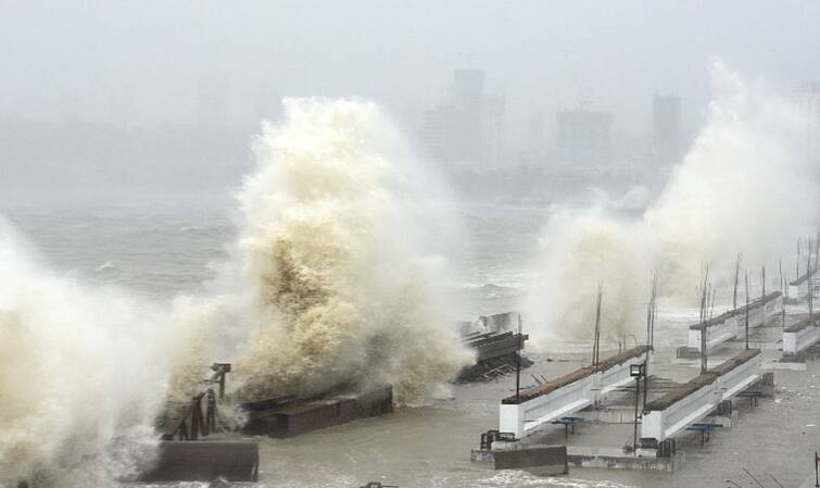 Cyclone Tauktae: 127 missing after India cyclone sinks barge: Navy Cyclone Tauktae: મુંબઈમાં ડૂબ્યું 'બાર્જ P305' જહાજ, 127 લોકો લાપતા