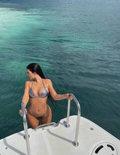 Kylie Jenner Photos: काइली जैनर ने याच पर बिकिनी लुक में दिया पोज़, मॉडल का हॉट अवतार देख फैन्स हुए शॉक्ड