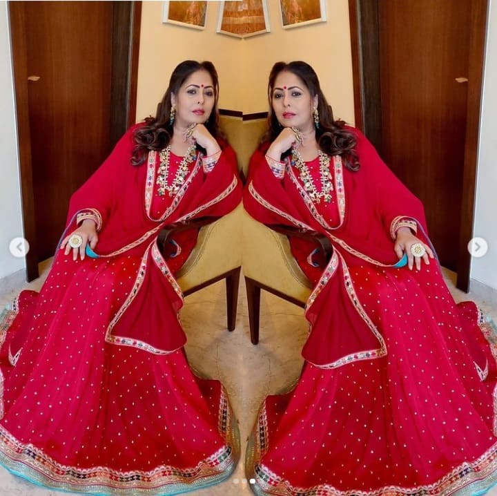 আজ সোশ্যাল মিডিয়ায় এই ছবিটি শেয়ার করেন গীতা। ছবিটি দেখার পরেই অনুরাগীরা কমেন্ট বক্সে প্রশ্ন করেন, 'লকডাউনে কী বিয়ে সেরে ফেললেন গীতা মা?' অবিবাহিত হলেও বলিউডে গীতা মা ডাকেই পরিচিত তিনি।