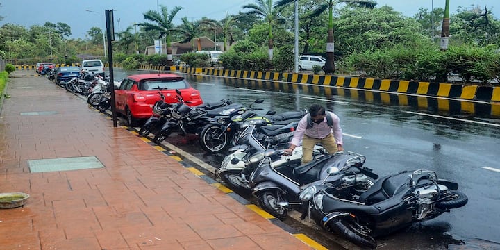 এদিকে ক্ষয়ক্ষতির খবর নিতে গুজরাত ও রাজস্থানের মুখ্যমন্ত্রীর পাশাপাশি মহারাষ্ট্রের মুখ্যমন্ত্রী উদ্ধব ঠাকরের সঙ্গেও কথা বলেন স্বরাষ্ট্রমন্ত্রী অমিত শাহ। কেন্দ্রের তরফে সাহায্যের কথা বলেন।