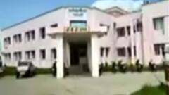 इंसानियत को शर्मसार कर देने वाली तस्वीर, शव को अस्पताल से घर तक पैदल लाए परिजन