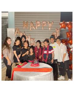 मम्मी-पापा की वेडिंग एनिवर्सरी पर मायके पहुंची नेहा कक्कड़, शेयर की सेलिब्रेशन की ये खूबसूरत तस्वीरें